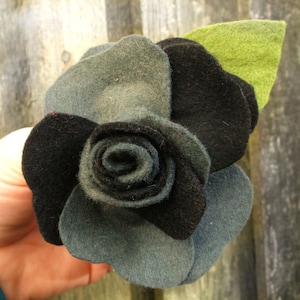 Broche de rosa grande, ramillete de flores de fieltro gris carbón y negro