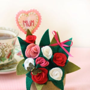 Pot de fleurs de rose en feutre, cadeau danniversaire personnalisé de juin pour maman, cadeau de fête des mères image 1