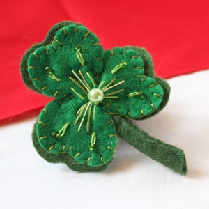 Handbestickte Filz-Kleeblatt Brosche: smaragd grün St. Patrick&#39;s Day