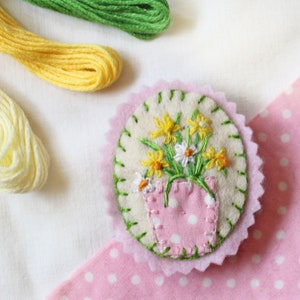 Daffodil Brooch, Hand Embroidered Yellow Flowers Pin with Daffodils & Narcissus, Small Flowers Jewelry, Spring Flowers Brooch, Small Gift