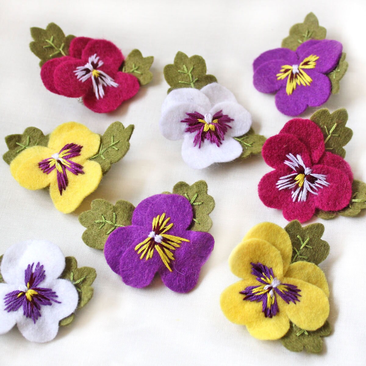 手刺繍フェルトパンジーブローチ：花柄ギフトピン - Etsy 日本