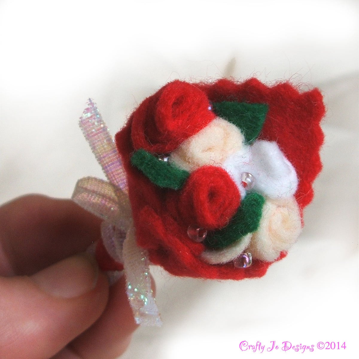 Red & White Rose Brooch, Bouquet Brooch Pin, Felt Flower Christmas Boutonniere, Winter Wedding Accessory