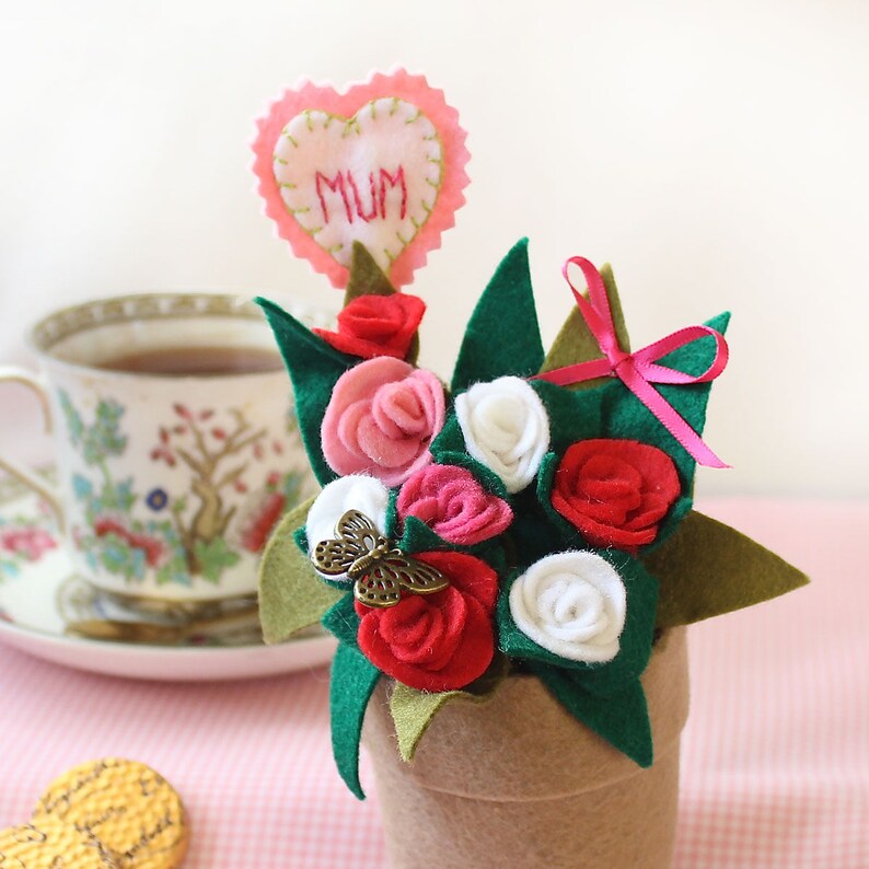 Pot de fleurs de rose en feutre, cadeau danniversaire personnalisé de juin pour maman, cadeau de fête des mères image 5