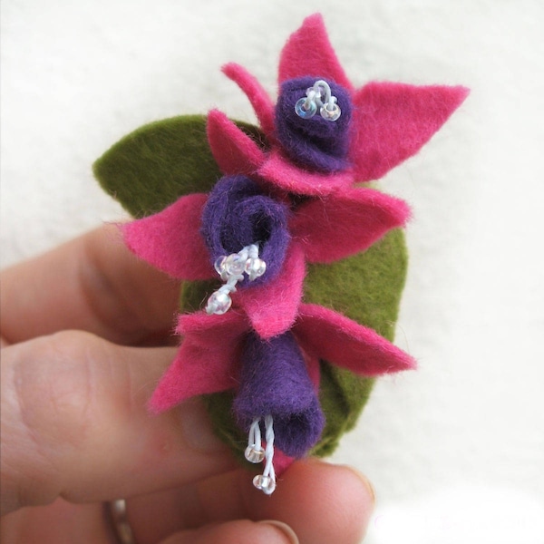 Broche Fuchsia, Boutonnière de fleurs roses, broche en feutre rose et violet, bijoux floraux de mariage Fuchsia, Boutonnière Fuchsia