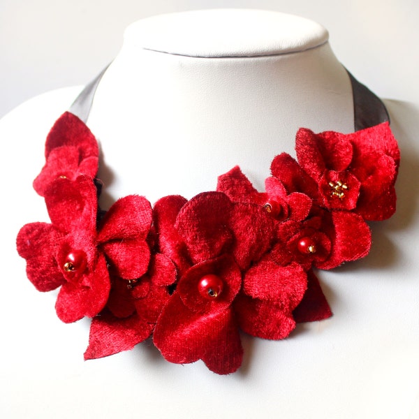 Leuchtend rote Halskette, Samtblumen-Statement-Halskette für einen besonderen Anlass, roter Bandschmuck, Stoffblumen-Lätzchen-Weihnachtsaccessoire
