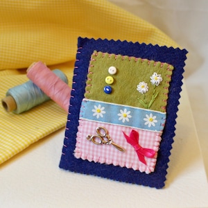 Étui à aiguilles avec marguerites brodées, livre d&#39;aiguilles en feutre bleu marine, cadeau de couturière