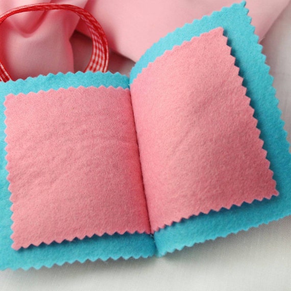 Étui à aiguilles de à couture, feutrine bleu livre à de l’aiguille avec un Design Floral Appliqued, couturière ou Quilter cadeau, accessoire de couture à la main 4dc1dc Étui à aiguilles de à couture, feutrine bleu livre à de l’aiguille avec un Design Floral Appliqued, couturière ou Quilter cadeau, accessoire de couture à la main 4dc1dc