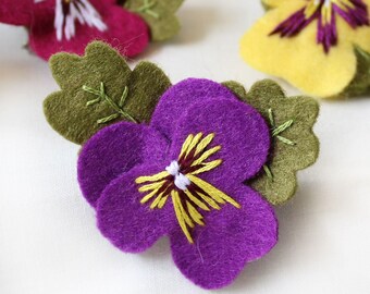 手刺繍フェルトパンジーブローチ：花柄ギフトピン - Etsy 日本