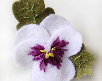 手刺繍フェルトパンジーブローチ：花柄ギフトピン - Etsy 日本