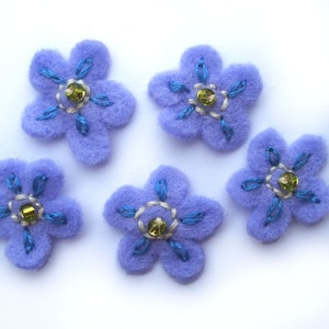 Lot de 5 fleurs en feutre Forget Me Not, brodées à la main, lilas et bleu