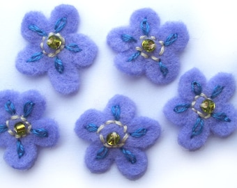 Flores de fieltro "No me olvides": adornos bordados a mano (juego de 5)
