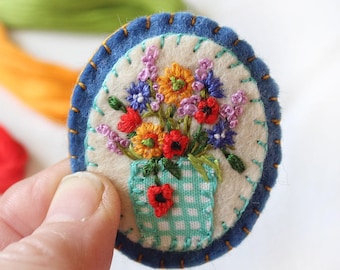 Broche fleurs sauvages brodées à la main avec soucis, coquelicots, bleuets et épilobe, broche en feutre d'art de broderie botanique, mariage d'été