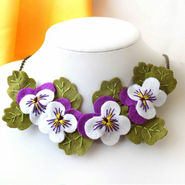 Collier fantaisie pensée sauvage avec altos blancs et violets brodés à la main, bijoux d'été fleurs en feutre