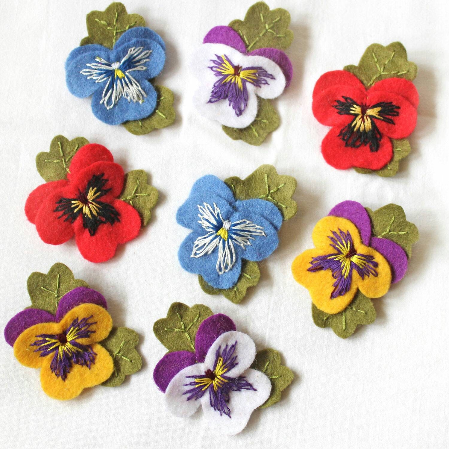 パンジーのブローチ、手刺繍フェルト製ビオラのブローチ、各種カラー