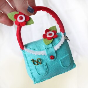 青いフェルトのハンドバッグ用ピンクッション：赤い花の裁縫ギフト