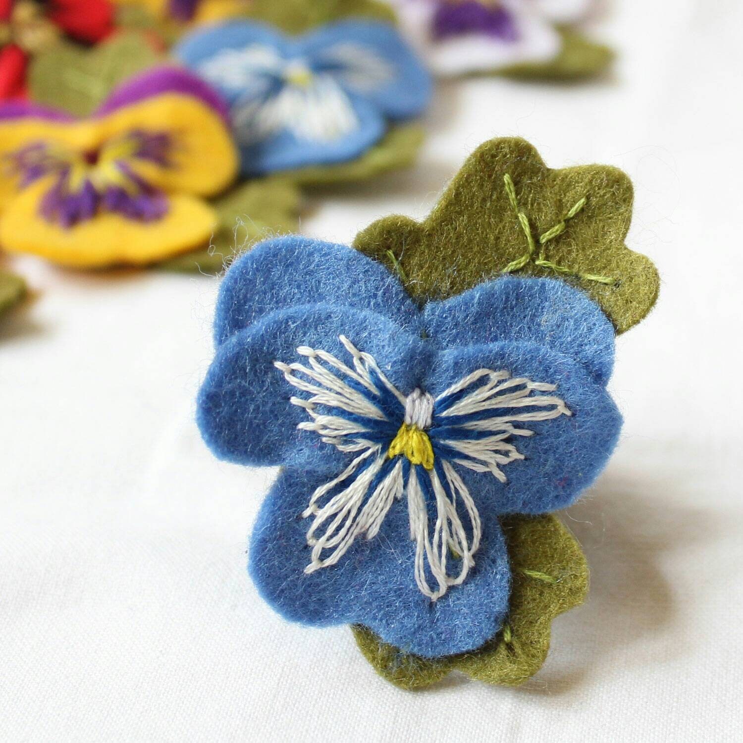 パンジーのブローチ、手刺繍フェルト製ビオラのブローチ、各種カラー