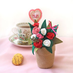 Pot de fleurs de rose en feutre, cadeau danniversaire personnalisé de juin pour maman, cadeau de fête des mères image 2