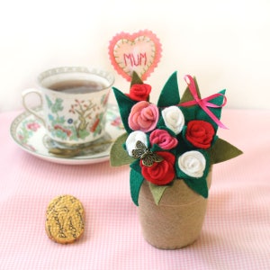 Pot de fleurs de rose en feutre, cadeau danniversaire personnalisé de juin pour maman, cadeau de fête des mères image 9