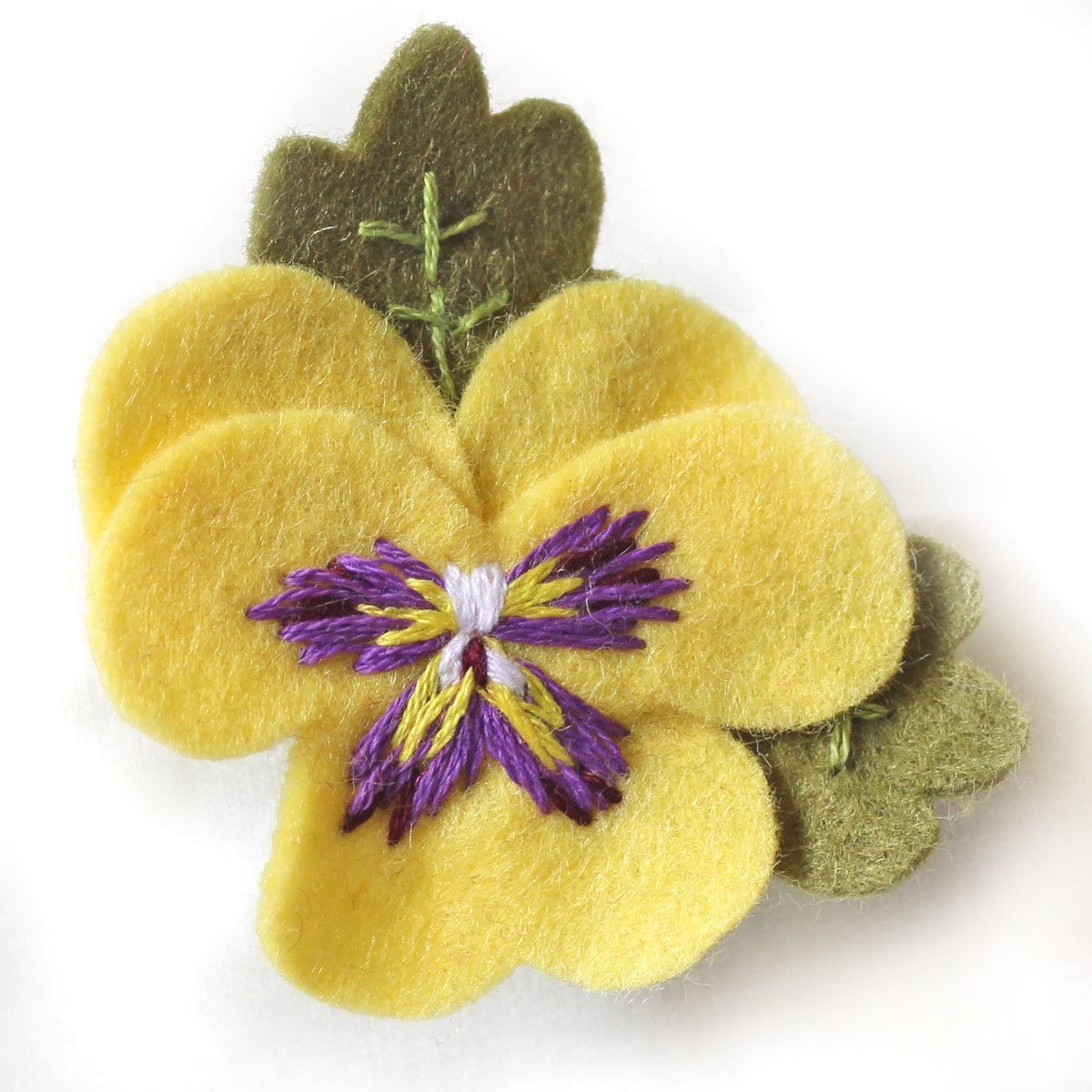 手刺繍フェルトパンジーブローチ：花柄ギフトピン - Etsy 日本