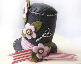 Alfiletero de fieltro - Sombrero gris con flores rosas: Soporte floral para alfileres de costura