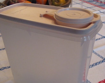 Vintage Tupperware Cereal Container 469-5 with tan lid 470-6 closer 471-3