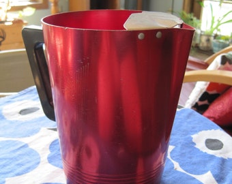 Vintage Regal Ware Supreme Krug aus rot eloxiertem Aluminium mit Eisauslauf; Griff aus Bakelit. Retro, MCM. Limonade, Terrasse, Deck; Sommerpicknick