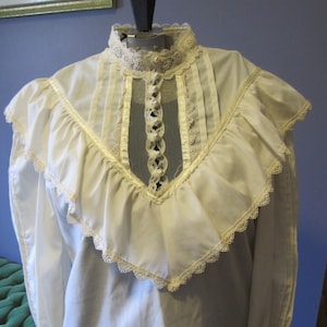 Vintage Jessica's Gunnies Blouse. Ruffle bodice / bust; pearl buttons; lace, satin; off white, ecru. Original Authentic Gunne Sax. Size 11