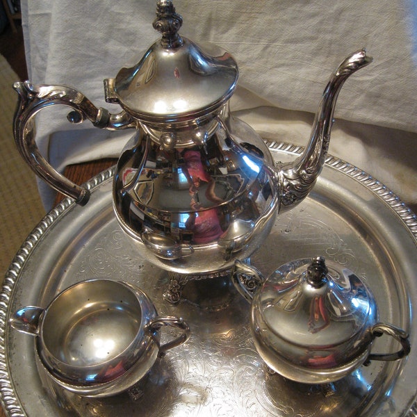 Service vintage F B Rogers en argent, thé, café ; Serviteur d'urne sur pied, piédestal, couvercle rabattable ; crème liquide; sucrier et couvercle ; plateau / assiette de service