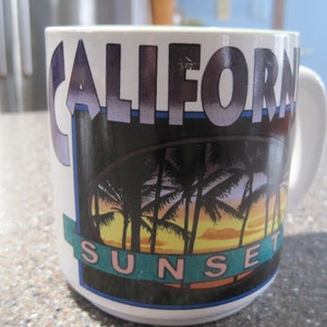 Tazza souvenir vintage dei tramonti della California. Tazza da caffè, tè, cioccolata calda; ceramica bianca; palma, immagine della spiaggia dell'oceano. 10 once Commemorativo di Stato