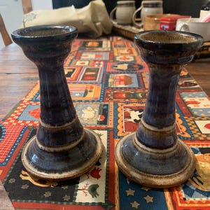 Set med 2 vintage ljusstakar i blå och brun keramik - signerade keramikljusstakar, par 13 cm höga ljusstakar i piedestal. Rustik, stugdekor.