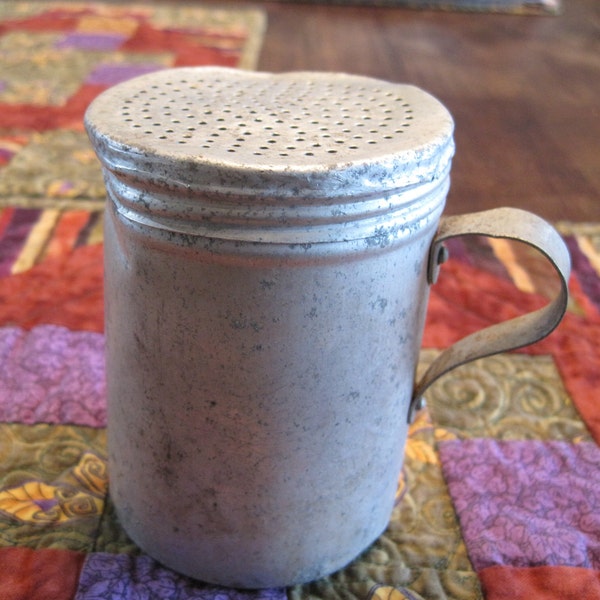 Vintage Tin Seasoning, salt & pepper Shaker. Old Rustic Tin; Retro, Kitchen Housewares; dented; chippy; primitive. Screw cap, handle. 3 7/8"