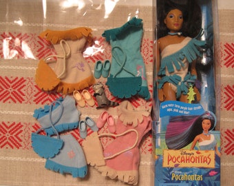 Vintage Disney Mattel Pocahontas Puppe. Farbspritzenhaar; 4 extra Outfits, Mokassins & Haustier Waschbär. Mattel 14864 Barbie-Puppe. Indianer