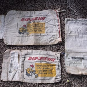 Może przedstawiać: Trzy białe płócienne torby z czerwonymi szwami. Torby mają nadrukowany tekst "Zip-Penn" i "World's largest mail order suppliers of saw chain and chain saw parts".