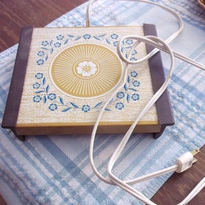 Vintage Warm-O-Tray Warmhoudplaat: hete plaat; Elektrische onderzetter; Hotpad. Werkt. Buffetservice; geluk hebben; dineren. Houd het eten warm; verwarmingsplaat