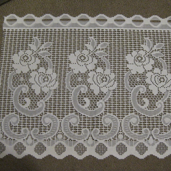 Weißes belgisches Spitzenpanel; Stoff, Tuch Stück; Fenstervorhang; Bastelbesatz; Kommodenschal. 19" lang 15" breit. Obere Kante offen gearbeitet. Shabby-Chic