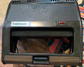 Vintage Clark Snakmaster CN613 electric snack maker toaster. Make grilled cheese, pizza pockets, desserts, s’mores. Works; tested.