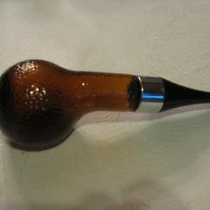 Vintage AVON Glass Tabacco Pipe. After shave decanter shaped as a traditional pipe, 1970&#39;s. Amber Brown glass. black plastic tip cap; Empty
