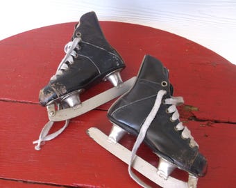 Vintage Bauer Hockey Skates: Black Leather Boots, Size 8, Made in Canada. Ice skating; winter sports