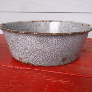 Panela esmaltada vintage azul-acinzentada salpicada: decoração rústica de fazenda, 9,5&quot; D