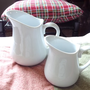 Vintage BIA Cordon Bleu Frankreich Ironstone Krug: Bauernhaus Milchheber. Milchkännchen; Sauciere; Vase. Weißes Steingut Porzellan. Getränkeservice