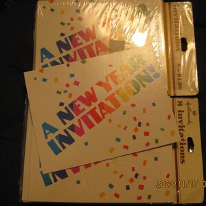 Marquez une invitation pour la nouvelle année ! 2 paquets de 8 faire-part ; papier cartonné blanc, enveloppes jaunes. Nouveau dans le paquet. vintage, Réveillon du Nouvel An