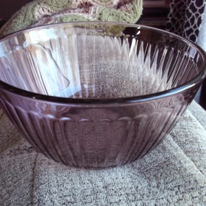 Vintage mengkom met pyrex amethist # 7402 S. 6 C; 1,5 l; 1 Qt. Ovengerei, Magnetron; Cook Prep store serveren. Ondoorzichtig kastanjebruin paars geribbeld glas