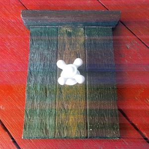 Vintage Wasserhahn Knauf oder Handtuchhalter: Weißer Keramik-Griff auf künstlichem Scheunenholz. Hängender Huthaken, Kleiderbügel. Rustikale Bauernhaus Dekoration