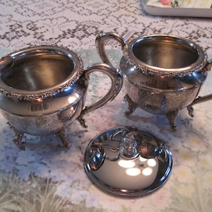 Conjunto de cremeira e açucareiro vintage Forbes em prata: prato quádruplo ornamentado e gravado