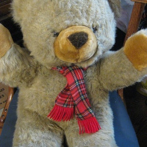 Vintage J C Penney Urlaub Bär; flauschiger brauner Plüschbär; rot-grün kariertes Halstuch. Die J C Penney Sammlung. Weihnachts-Teddybär
