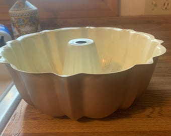 Vintage Nordic Ware Bundt pan, 12 cup, silver baking bowl, jello mold, centerpiece. 10 1/4" dia, 4" deep Fluted cake pan. Monkey bread.