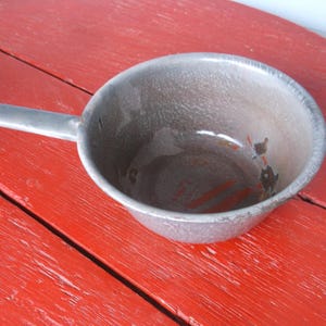 Panela vintage de esmalte cinza salpicado: cozinha rústica de fazenda