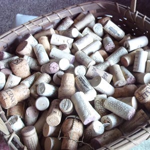 Weinkorken: 150 Gebrauchte Weinkorken, Natürlich & Synthetisch. Bastelbedarf, Vasefüller, Blumentopffüllung. Rewein!