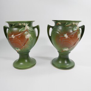 Paar vintage Roseville-aardewerk sneeuwbessengroene trofeevaas/urn - 1UR-8