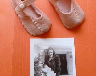 VINTAGE Baby shoes and photo, Pink, hand stitched, strap with button closure, Spring Summer, doll shoes, felt material, 1950s original photo